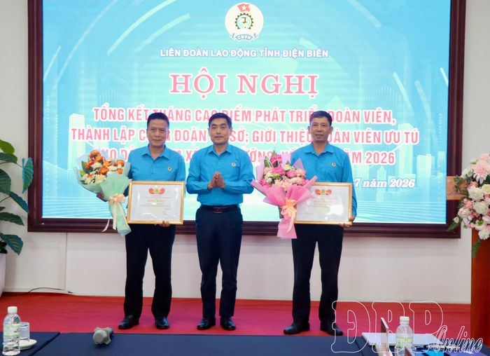 Chủ tịch Liên đoàn Lao động tỉnh Tẩn Minh Long trao Bằng khen cho các tập thể có thành tích xuất sắc trong thực hiện tháng cao điểm.