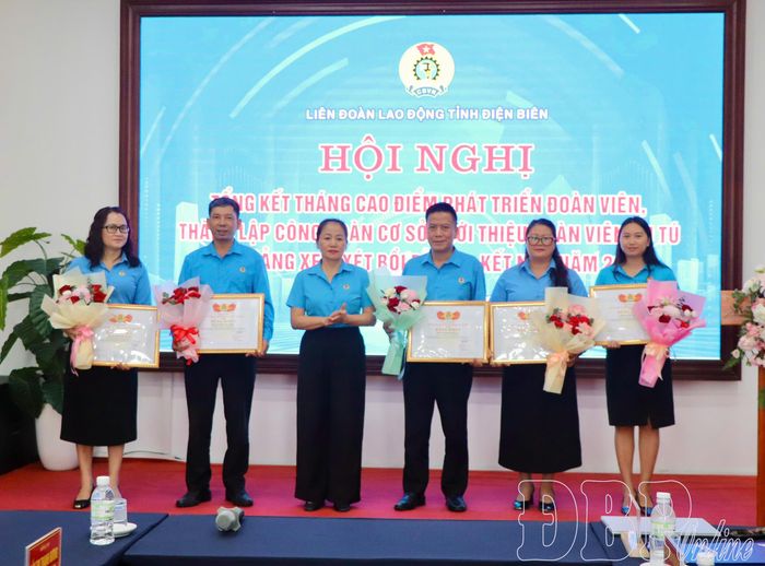 Các cá nhân có thành tích xuất sắc trong thực hiện tháng cao điểm nhận Bằng khen của Liên đoàn Lao động tỉnh.