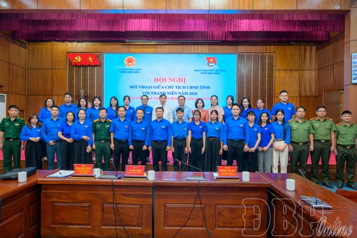 Chủ tịch UBND tỉnh Lê Văn Lương và các đại biểu chụp ảnh lưu niệm cùng thanh niên sau buổi đối thoại.
