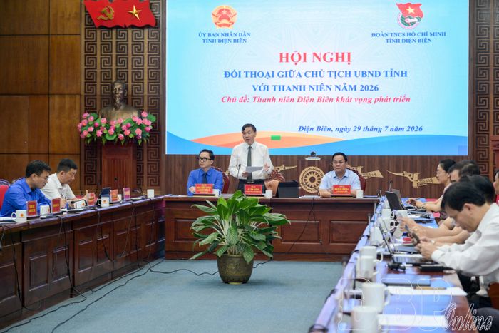 Chủ tịch UBND tỉnh Lê Văn Lương phát biểu tại buổi đối thoại.