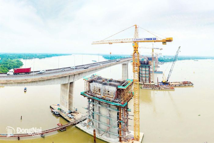 Thi công xây dựng cầu Long Thành mới thuộc Dự án Mở rộng đoạn cao tốc Thành phố Hồ Chí Minh - Long Thành.