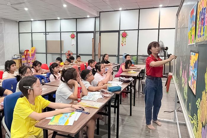 Các em thiếu nhi chăm chú tham gia lớp học vẽ, được giáo viên hướng dẫn kỹ năng quan sát, phối màu và thể hiện ý tưởng sáng tạo. Ảnh Ngọc Thuận