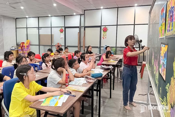Các em thiếu nhi chăm chú tham gia lớp học vẽ, được giáo viên hướng dẫn kỹ năng quan sát, phối màu và thể hiện ý tưởng sáng tạo. Ảnh Ngọc Thuận