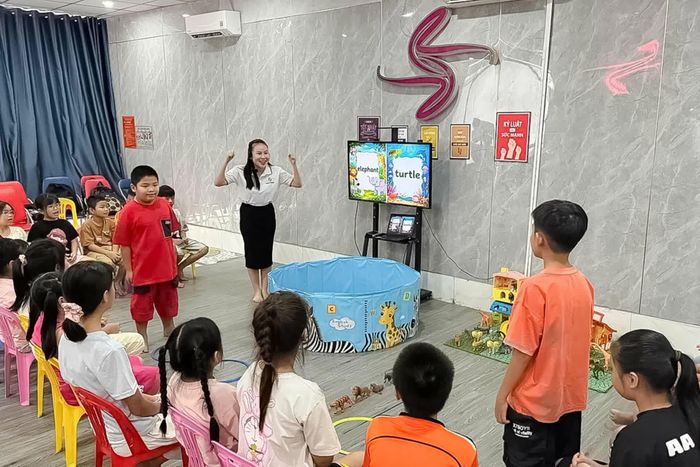 Giờ học Tiếng Anh sinh động, trực quan giúp các em nhỏ tự tin thuyết trình trước tập thể. Ảnh Ngọc Thuận