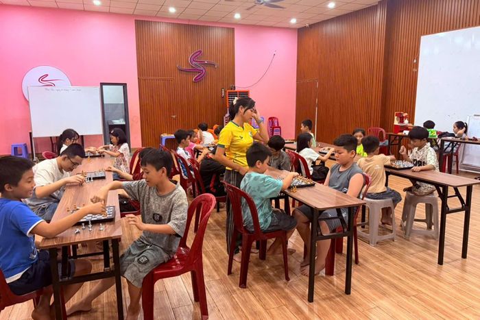 Lớp cờ vua giúp các em thiếu nhi phát triển tư duy, tính kiên nhẫn và khả năng quan sát. Ảnh Ngọc Thuận