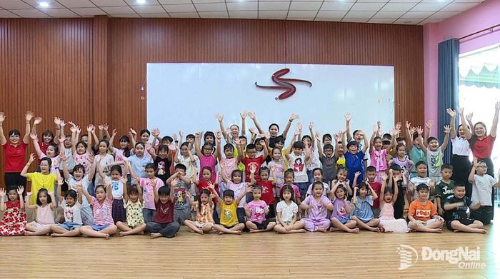 Tập thể giáo viên và học sinh Trung tâm Năng khiếu Phong Sương rạng rỡ trong buổi sinh hoạt chung. Ảnh Ngọc Thuận