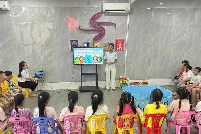 Buổi sinh hoạt kỹ năng dành cho thiếu nhi diễn ra trong không khí sôi nổi, giúp các em tự tin giao tiếp và học hỏi thông qua hoạt động tương tác nhóm. Ảnh Ngọc Thuận