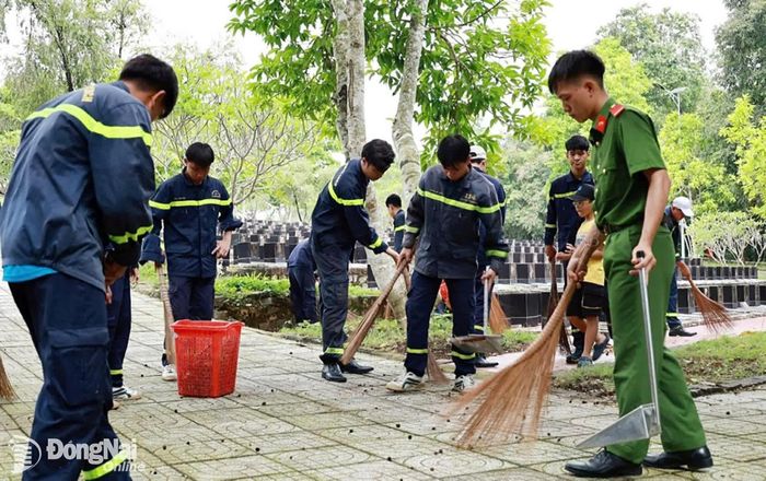 Đoàn viên thanh niên Đội Chữa cháy và Cứu nạn, cứu hộ Khu vực 15 tham gia vệ sinh, chăm sóc Nghĩa trang Liệt sĩ Bình Phước nhân dịp kỷ niệm 79 năm ngày Thương binh - Liệt sĩ.