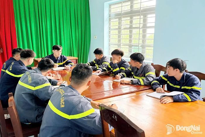 Cán bộ, chiến sĩ Đội Chữa cháy và Cứu nạn, cứu hộ Khu vực 15 trong giờ sinh hoạt đơn vị.