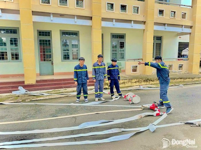 Cán bộ, chiến sĩ Đội Chữa cháy và Cứu nạn, cứu hộ Khu vực 15 thường xuyên luyện tập đội hình chữa cháy, nâng cao kỹ năng, bản lĩnh sẵn sàng chiến đấu.