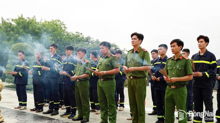 Cán bộ, chiến sĩ Đội Chữa cháy và Cứu nạn, cứu hộ Khu vực 15 thành kính dâng hương tưởng niệm các Anh hùng liệt sĩ tại Nghĩa trang liệt sĩ Bình Phước.