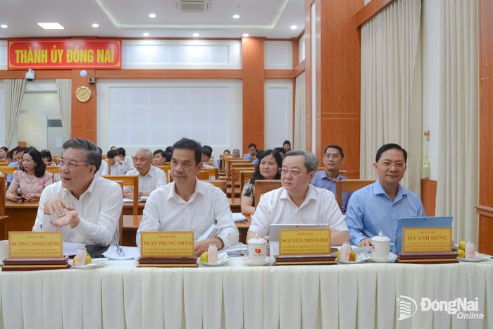 Các đồng chí Ủy viên Ban Thường vụ Thành ủy Đồng Nai dự hội nghị. Ảnh: Phương Hằng