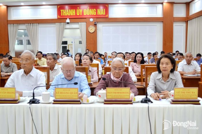 Các đồng chí nguyên lãnh đạo thành phố Đồng Nai dự hội nghị. Ảnh: Phương Hằng