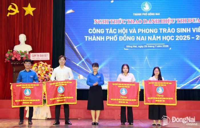 Phó Bí thư Thành đoàn, Chủ tịch Hội Sinh viên thành phố, Chủ tịch Hội đồng Đội thành phố Nguyễn Trần Phương Hà trao cờ thi đua cho các đơn vị đạt danh hiệu Đơn vị xuất sắc trong công tác Hội và phong trào sinh viên năm học 2025-2026. Ảnh: Nga Sơn