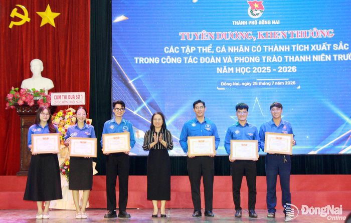 Phó Chánh Văn phòng Sở Giáo dục và Đào tạo Đỗ Thanh Tâm trao bằng khen cho các tập thể có thành tích xuất sắc trong công tác Đoàn và phong trào thanh niên trường học - khối các trường đại học, cao đẳng. Ảnh: Nga Sơn