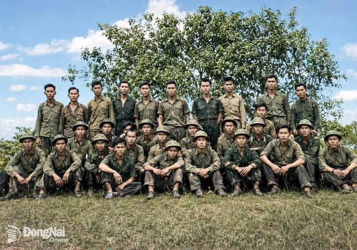Tấm ảnh tập thể được tìm thấy sáng 27-7 sau khi phục dựng đen trắng và màu. Ảnh: ĐVCC