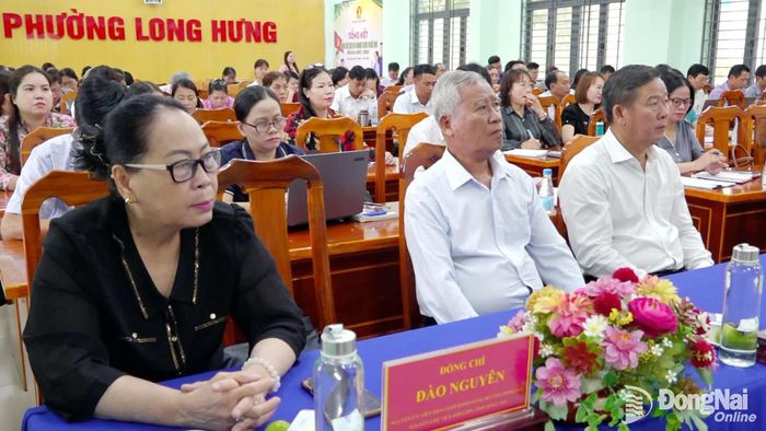 Cán bộ, đảng viên phường Long Hưng theo dõi hội nghị tại điểm cầu Đảng ủy phường. Ảnh: ĐVCC