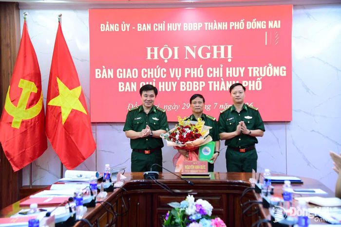 Đại tá Nguyễn Anh Đức và Đại tá Phạm Văn Đảng tặng hoa chúc mừng Đại tá Bùi Viết Sơn hoàn thành tốt nhiệm vụ. Ảnh: Tú Trịnh