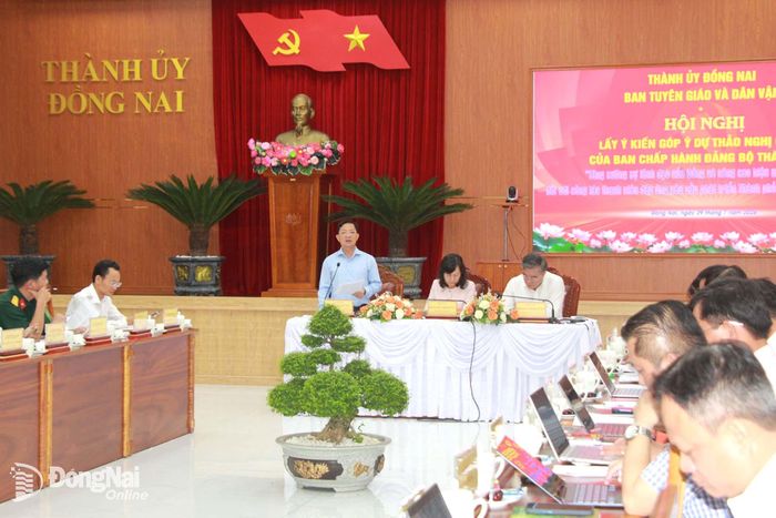 Đồng chí Hà Anh Dũng, Ủy viên Ban Thường vụ Thành ủy, Phó Chủ tịch Thường trực Ủy ban MTTQ Việt Nam thành phố điều hành thảo luận, đóng góp ý kiến. Ảnh: Nga Sơn