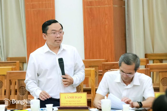 Thành ủy viên, Phó Chủ tịch Ủy ban MTTQ Việt Nam thành phố, Bí thư Thành đoàn Nguyễn Minh Kiên trao đổi làm rõ thêm một số ý kiến tại hội nghị. Ảnh: Nga Sơn