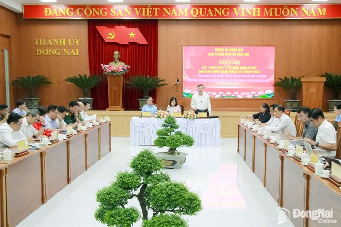 Đồng chí Dương Minh Dũng, Ủy viên Ban Thường vụ Thành ủy, Trưởng ban Tuyên giáo và Dân vận Thành ủy trao đổi tại hội nghị. Ảnh: Nga Sơn