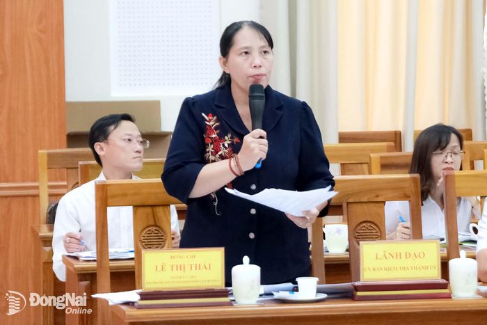 Thành ủy viên, Phó Trưởng ban Tuyên giáo và Dân vận Thành ủy Lê Thị Thái trao đổi thêm về các ý kiến góp ý tại hội nghị. Ảnh: Nga Sơn
