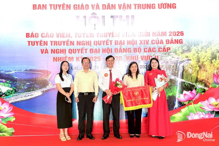 Phó Trưởng ban Tuyên giáo và Dân vận Thành ủy Nguyễn Thị Loan (thứ 2 từ phải qua); cán bộ Ban Tuyên giáo và Dân vận Thành ủy cùng các thí sinh của Đồng Nai tại hội thi. Ảnh: ĐVCC