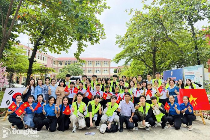 Các đại biểu và giáo viên, học sinh Trường tiểu học Hóa An chụp ảnh lưu niệm. Ảnh: ĐVCC