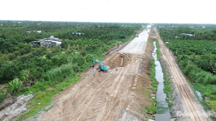 Tranh thủ thời tiết thuận lợi, liên danh các nhà thầu tại Dự án thành phần 2 tập trung nhân lực, thiết bị, tăng ca, tăng kíp để đẩy nhanh tiến độ thi công.