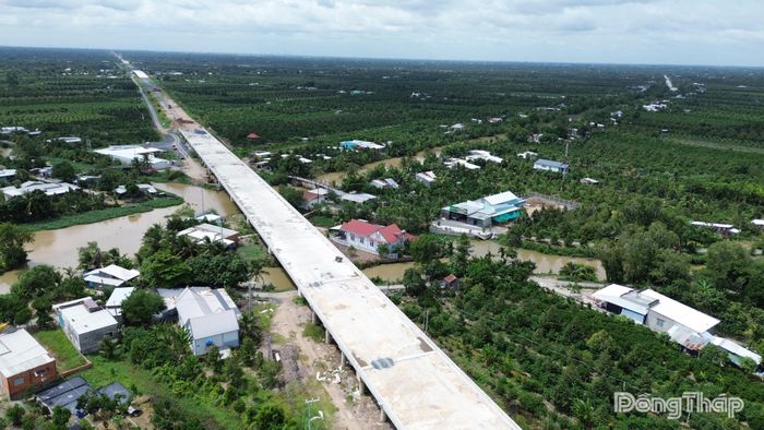 Các cầu cạn, vượt sông trên tuyến chính Dự án thành phần 2 cơ bản hoàn thành phần thô.