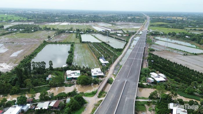 Dự án thành phần 1 thảm nhựa được hơn 2 km.