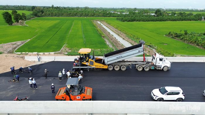 Tranh thủ thời tiết thuận lợi, đơn vị thi công tiến hành thảm nhựa cầu Kênh Xáng.