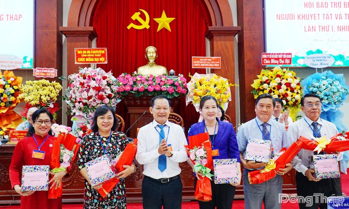 Ban Chấp hành Hội trao quà lưu niệm tri ân các đồng chí không tiếp tục tham gia Ban Chấp hành khóa mới.