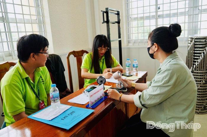 Đại diện doanh nghiệp tuyển dụng tư vấn việc làm cho người lao động có nhu cầu tại Phiên giao dịch việc làm.