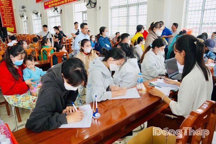 Người lao động có nhu cầu việc làm được nhân viên các doanh nghiệp tư vấn, giới thiệu tại Phiên giao dịch việc làm.
