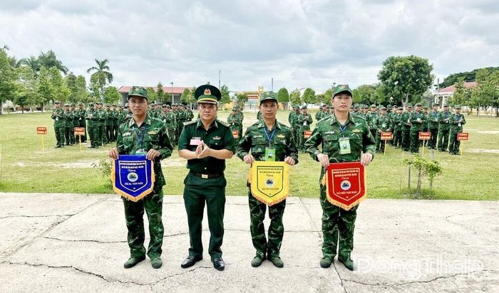 Thượng tá Trương Thành Tiến, Phó Chỉ huy trưởng, kiêm Tham mưu trưởng Ban Chỉ huy Bộ đội Biên phòng tỉnh Đồng Tháp trao giải Nhất, Nhì, Ba cho các đơn vị.