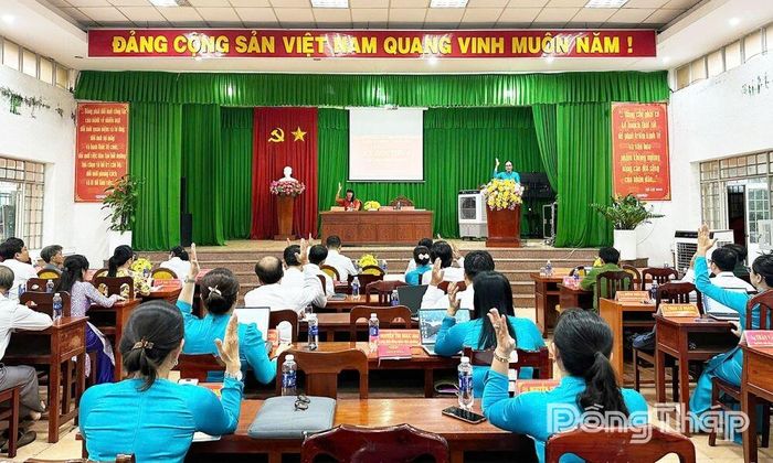 Đại biểu biểu quyết thông qua các nghị quyết theo chương trình.