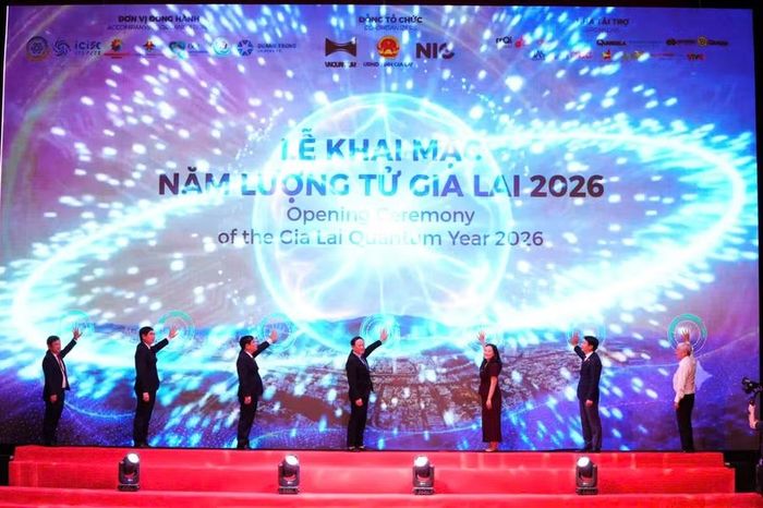  Các đồng chí lãnh đạo cùng đại diện các đơn vị đối tác thực hiện nghi thức khai mạc Năm Lượng tử Gia Lai 2026. Ảnh: Hồ Điểm 