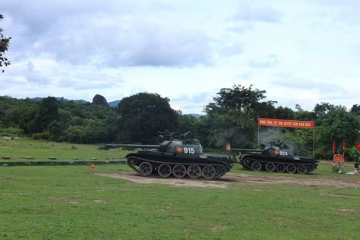  Lữ đoàn Tăng 273 huấn luyện tại thao trường của đơn vị. Ảnh: N.T 