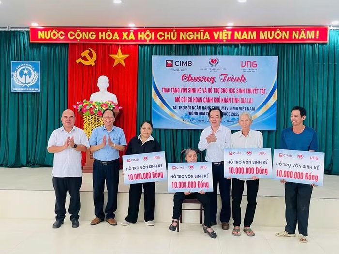  Các hộ gia đình người khuyết tật nhận hỗ trợ vốn sinh kế. Ảnh: Phi Long 