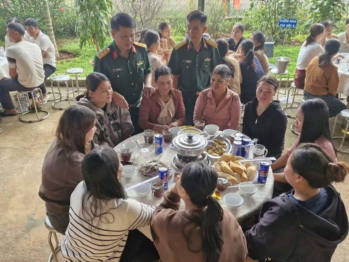  Lãnh đạo, chỉ huy các đơn vị động viên chia sẻ với công nhân thông qua "Bữa cơm Công đoàn". Ảnh: Vĩnh Hoàng 