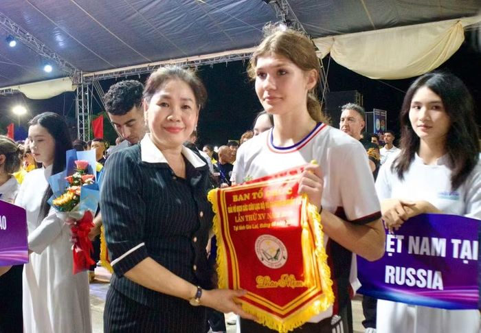  Phó Chủ tịch HĐND tỉnh Huỳnh Thúy Vân trao cờ lưu niệm cho đại diện các đoàn tham gia giải. Ảnh: H.V 