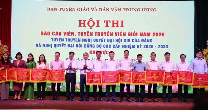  Ban Tổ chức trao cờ lưu niệm cho đại diện 21 trưởng đoàn tham gia hội thi. Ảnh: Trọng Lợi 