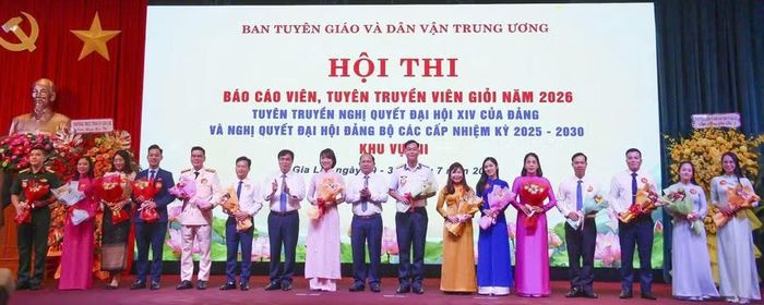  Đồng chí Phan Xuân Thủy - Phó Trưởng Ban Tuyên giáo và Dân vận Trung ương (thứ 7, bên trái) tặng hoa các thí sinh tham dự hội thi. Ảnh: Trọng Lợi 