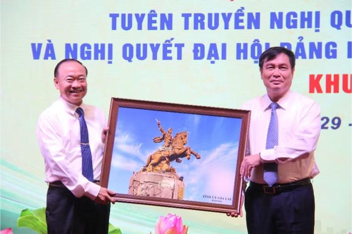  Bí thư Tỉnh ủy Gia Lai Thái Đại Ngọc (bìa trái) tặng quà lưu niệm cho lãnh đạo Ban Tuyên giáo và Dân vận Trung ương. Ảnh: Trọng Lợi 