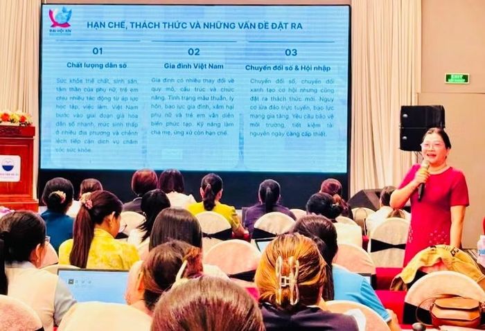  Trong khuôn khổ chương trình, các đại biểu trao đổi, thảo luận những khó khăn, vướng mắc trong quá trình triển khai hoạt động Hội. Ảnh: Đ.Y 