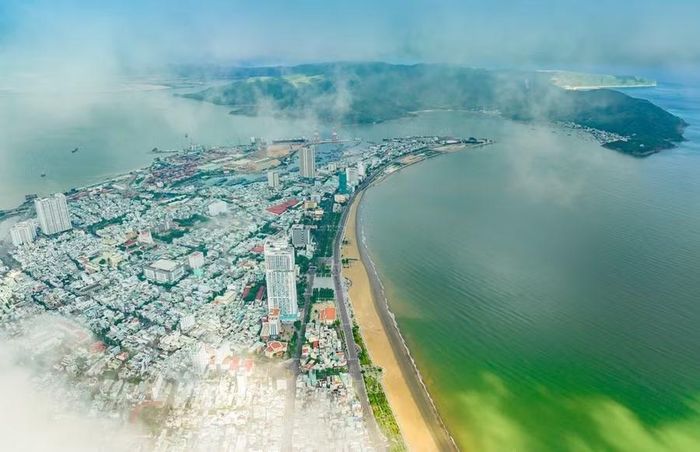  Kết hợp phát triển đô thị với thương mại, dịch vụ, du lịch giúp phường Quy Nhơn dẫn đầu tỉnh về tăng trưởng kinh tế. Ảnh: Dũng Nhân 