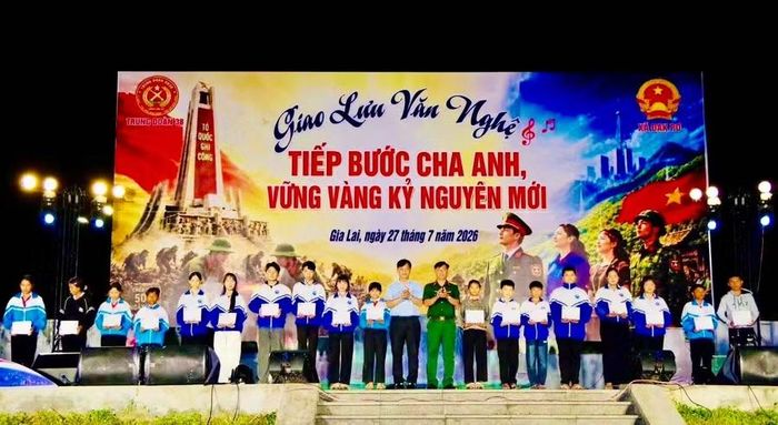 Trao quà cho học sinh nghèo vượt khó trên địa bàn xã Đak Pơ. Ảnh: ĐVCC 