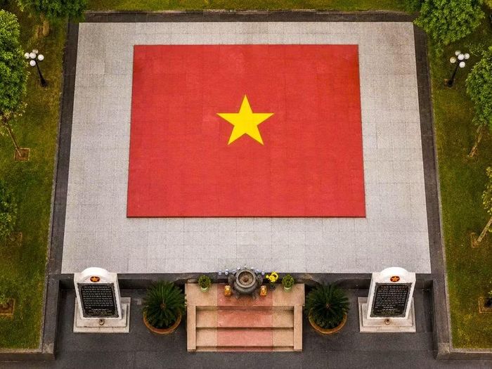  Ngôi mộ chung trong khuôn viên Đền tưởng niệm liệt sĩ Hội Phú – cách miếu thờ khoảng 300m. Nơi đây là nơi yên nghỉ của các liệt sĩ hy sinh trong trận đánh Tết Mậu Thân 1968. Ảnh: Hoàng Ngọc 