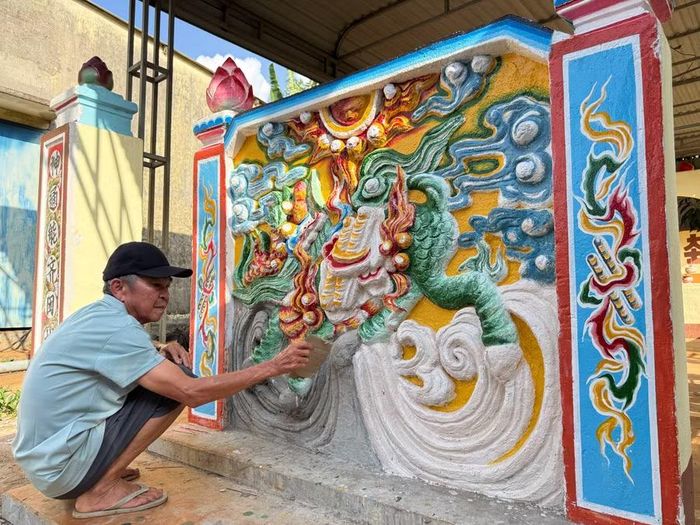  Bức bình phong và 2 trụ biểu phía trước hiện đang được sơn vẽ, tu sửa lại kể từ năm lập miếu đến nay. Ảnh: Hoàng Ngọc 